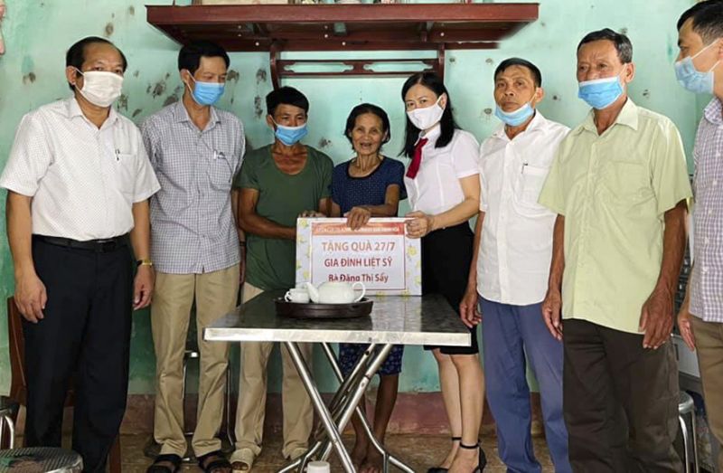 Agribank tặng quà gia đình liệt sỹ tại Thanh Hóa