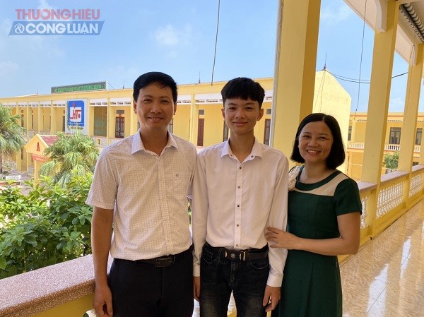 Em Trần Cao Sơn và bố mẹ của mình.