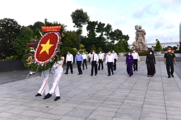 Lãnh đạo TP. HCM dâng hoa, dâng hương tưởng niệm các anh hùng liệt sĩ