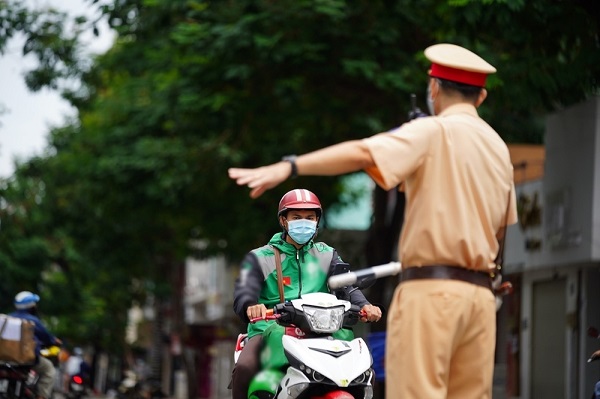 Nhân viên giao hàng được cảnh sát giao thông yêu cầu dừng kiểm tra