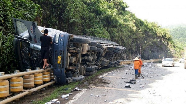 Lái xe gặp nạn được cứu sống nhờ có hộ lan bánh xoay