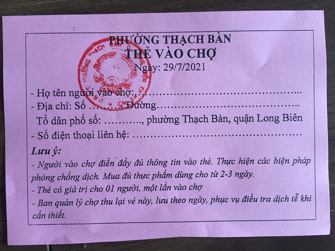Thẻ vào do chợ phường Thạch Bàn, quận Long Biên phát cho người dân