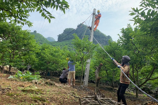 Hình ảnh kéo điện tại thôn Lũng Cút, thị trấn Đồng Mỏ, huyện Chi Lăng