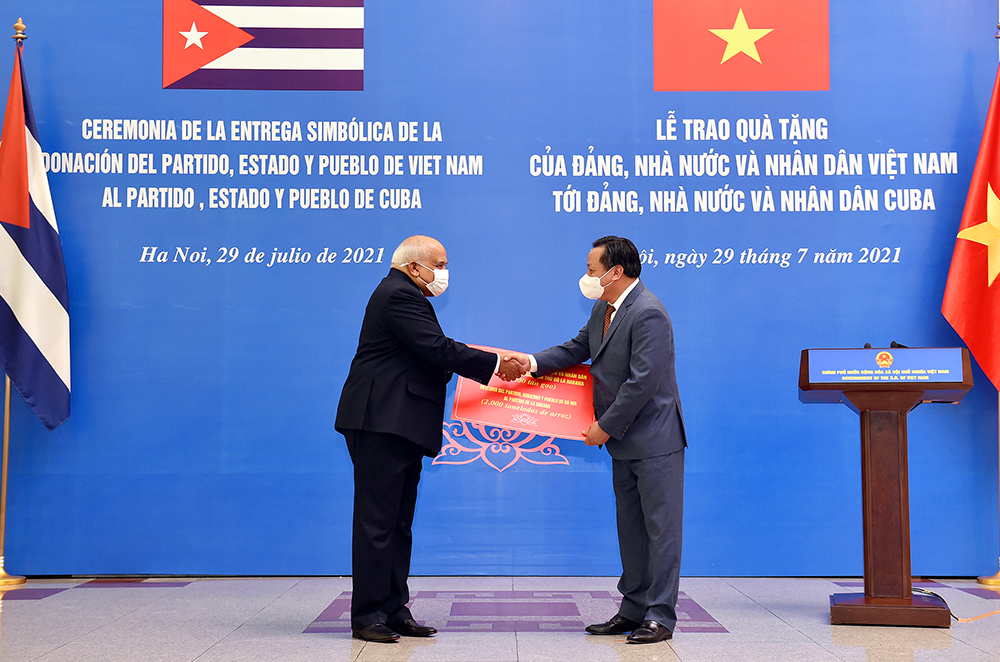 Đảng bộ, chính quyền, nhân dân Thủ đô Hà Nội tặng nhân dân Thủ đô La Habana của Cuba 2.000 tấn gạo. Ảnh: VGP/Nhật Bắc