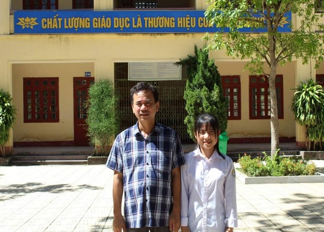 Thầy Lê Văn Khanh, Phó hiệu trưởng Trường THPT Hậu Lộc 2 cùng em Đinh Thùy Diệu