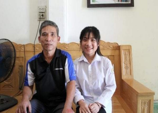 Ông Đinh Sỹ Anh, phụ huynh em Diệu vui mừng khi biết tin con gái là thủ khoa khố D tỉnh Thanh Hóa