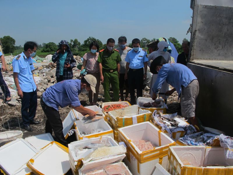 Nam Định: Buộc tiêu hủy gần 500kg thực phẩm tươi sống không rõ nguồn gốc, xuất xứ