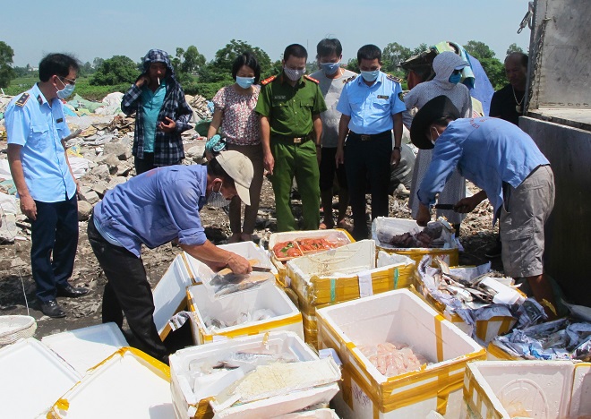 Lực lượng Quản lý thị trường Nam Định phối hợp thực hiện tiêu hủy hàng hóa thực phẩm vi phạm