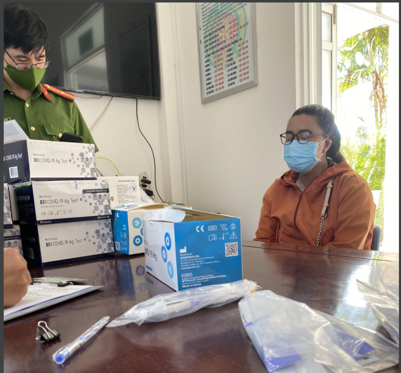 Phú Yên: Bắt quả tang người phụ nữ bán kit test nhanh Covid-19 không rõ nguồn gốc