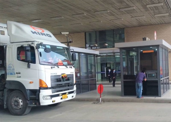 Lào Cai tiếp nhận vật tư y tế do Trung Quốc tặng để phòng chống Covid-19