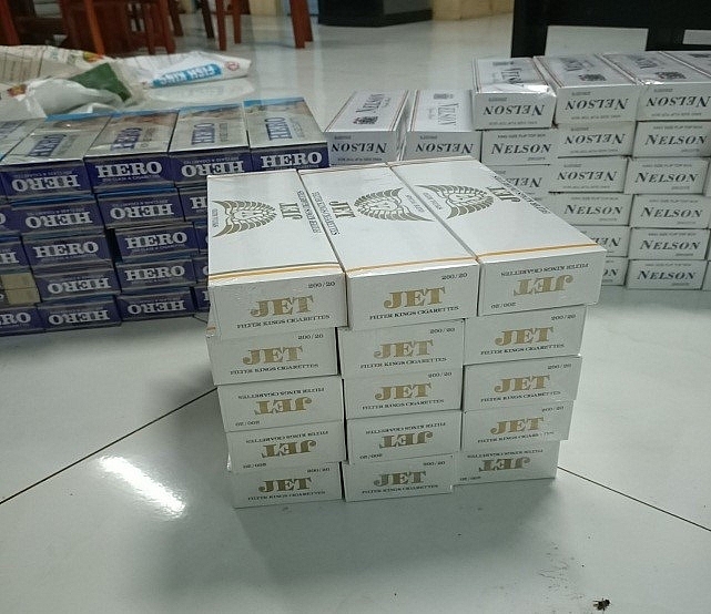 An Giang: Thu giữ 1.250 bao thuốc lá ngoại, một số tân dược và 1 xe mô tô