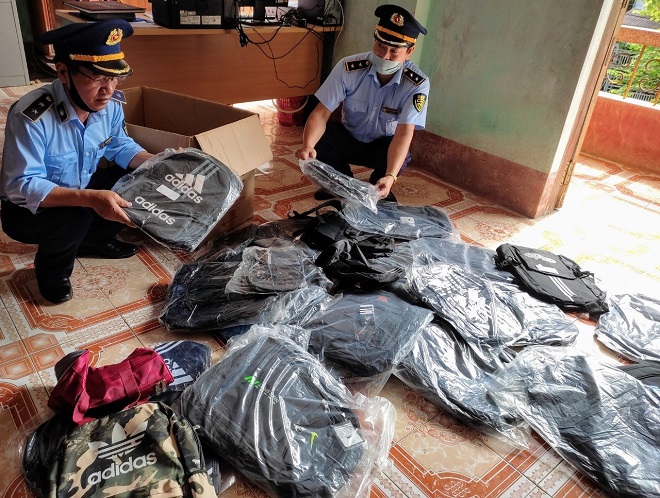 Hà Giang: Tạm giữ lô hàng hóa có dấu hiệu giả mạo nhãn hiệu Nike và Adidas