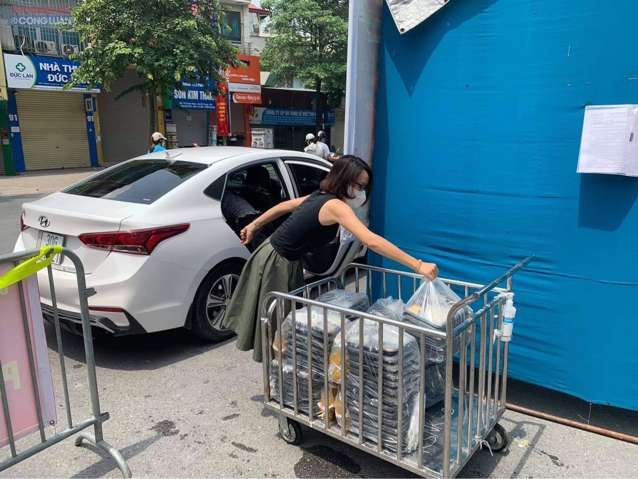 Những suất cơm nóng hổi được nhóm từ thiện của chị Phạm Minh Thắng chuyển bằng xe cá nhân tới bệnh viện phổi Hà Nội.