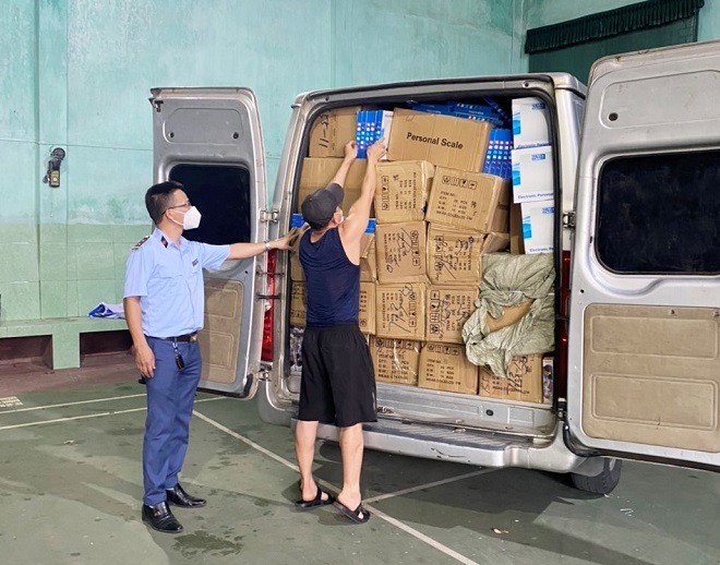 Lực lượng Quản lý thị trường Bắc Giang kiểm tra hàng hóa vi phạm