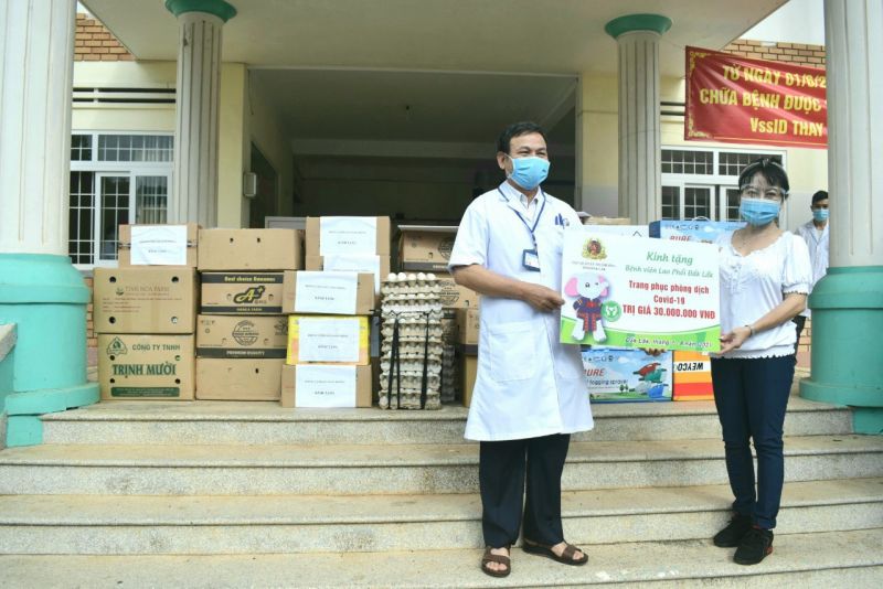 Tiến sĩ - Bác sĩ Châu Đương - Giám đốc Bệnh viện Lao phổi Đắk Lắk tiếp nhận quà tặng từ Cục Quản lý thị trường