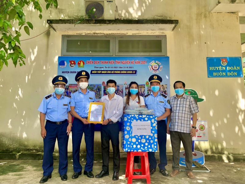 Đắk Lắk: Cục QLTT trao tặng vật tư y tế cho Bệnh viện Lao phổi Đắk Lắk phục vụ phòng, chống dịch bệnh Covid-19