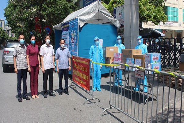 L&atilde;nh đạo quận Hai B&agrave; Trưng động vi&ecirc;n nh&acirc;n vi&ecirc;n y tế tại chốt Bệnh viện Phổi H&agrave; Nội