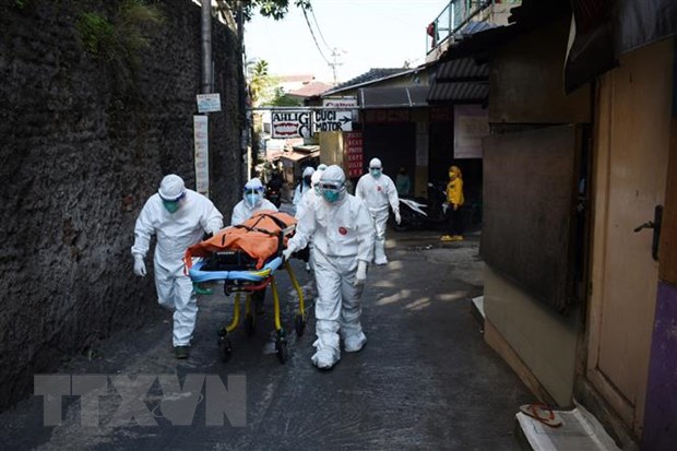 Chuyển thi thể bệnh nhân Covid-19 tại Bandung, Indonesia. (Ảnh: AFP/TTXVN)