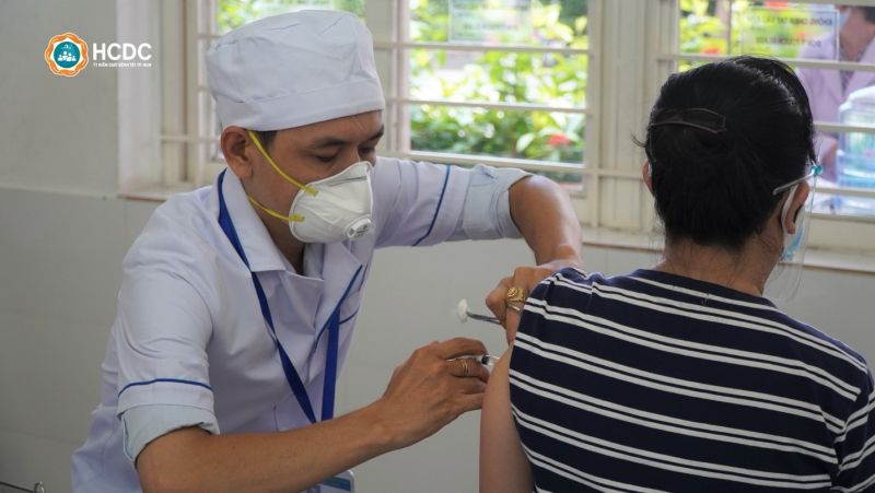 Tiêm vắc xin phòng COVID-19 cho người dân tại Quận Tân Bình. Ảnh: HCDC
