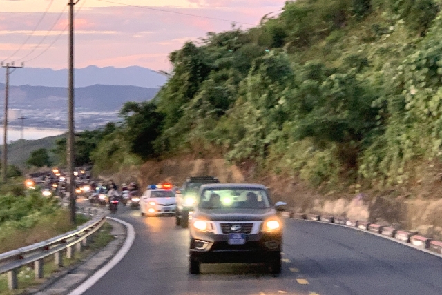 Lực lượng chức năng TP. Đ&agrave; Nẵng hỗ trợ dẫn đo&agrave;n người từ TP. Hồ Ch&iacute; Minh về qu&ecirc; đến đ&egrave;o Hải V&acirc;n trong s&aacute;ng 1/8.