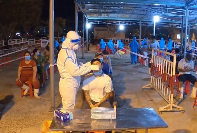 Lực lượng y tế phải xuyên đêm lấy mẫu xét nghiệm cho các hộ kinh doanh tại cảng cá Thọ Quang