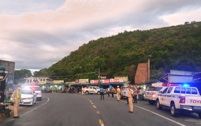 CSGT TP.Đ&agrave; Nẵng dẫn đường đưa người d&acirc;n l&ecirc;n đ&egrave;o Hải V&acirc;n để b&agrave;n giao cho lực lượng chức năng tỉnh Thừa Thi&ecirc;n Huế