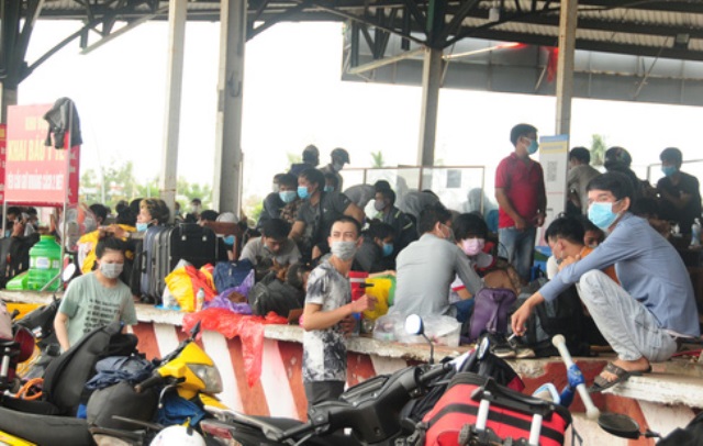 D&ugrave; th&ocirc;ng b&aacute;o kh&ocirc;ng tiếp nhận người về từ c&aacute;c tỉnh th&agrave;nh nhưng h&agrave;ng ng&agrave;n lao động vẫn tiếp tục đổ về tại điểm khai b&aacute;o y tế tại Lăng C&ocirc;, Huế trưa 1/8