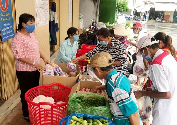 Người dân “đi chợ” tại “Gian hàng 0 đồng”