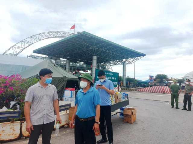 TS. Dương Đình Chỉnh - GIám đốc Sở Y tế Nghệ An (áo xanh, bên phải) trực tiếp kiểm tra, chỉ đạo tại chốt kiểm dịch tại cầu Bến Thủy.