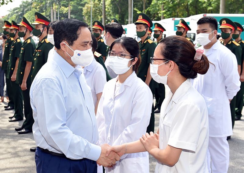 Thủ tướng Phạm Minh Chính động viên đội ngũ y bác sĩ tại lễ phát động chiến dịch tiêm chủng vaccine phòng chống COVID-19 trên toàn quốc, ngày 10/7 - Ảnh: VGP