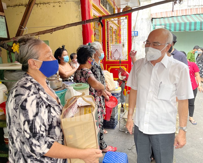 Trường Ban Tuyên giáo Thành ủy TP. HCM Phan Nguyễn Như Khuê tặng quà cho hộ dân tại Quận 3 bị ảnh hưởng bởi Covid-19
