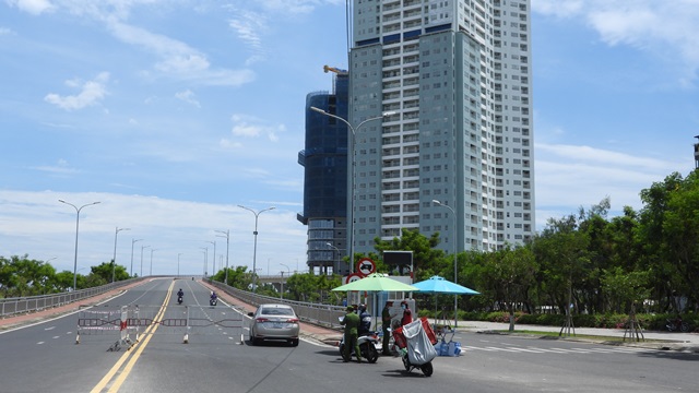 Người dân tham gia giao thông qua cầu Thuận Phước nghiêm chỉnh chấp , xuất trình giấy đi đường với lực lượng chức năng
