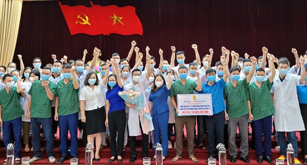 Đồng chí Vũ Thị Hiền Hạnh - Phó Chủ tịch UBND tỉnh, Phó trưởng ban Thường trực Ban chỉ đạo phòng, chống dịch Covid-19 tỉnh Yên Bái cùng đoàn 44 cán bộ y tế hỗ trợ thành phố Hồ Chí Minh hô quyết tâm chiến thắng đại địch Covid-19 (ngày 13/7/2021) Đồng chí Vũ Thị Hiền Hạnh - Phó Chủ tịch UBND tỉnh, Phó trưởng ban Thường trực Ban chỉ đạo phòng, chống dịch Covid-19 tỉnh Yên Bái cùng đoàn 44 cán bộ y tế hỗ trợ thành phố Hồ Chí Minh hô quyết tâm chiến thắng đại địch Covid-19 (ngày 13/7/2021)