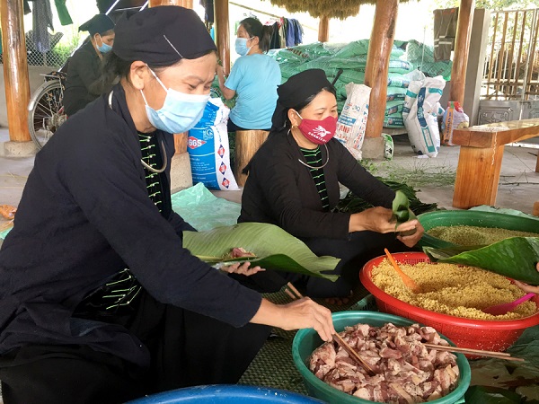 Tổ sản xuất bánh chưng gù, Thôn Chang xã Phương Độ, thành phố Hà Giang tích cực chuẩn bị gói 3.000 chiếc bánh để tỉnh hỗ trợ bà con 2 tỉnh Bình Dương và Đồng Nai