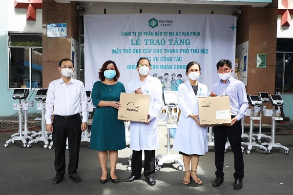 Đại diện Van Phuc Group trao tặng 26 máy thở cho Bệnh viện TP.Thủ Đức và Bệnh viện Lê Văn Thịnh