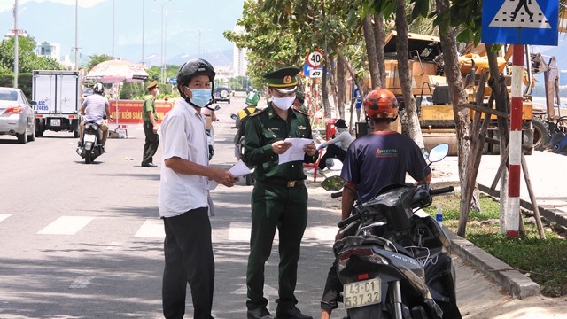 Lực lượng chức năng kiểm tra xe mô tô rất nghiệm ngặt trên tuyến đường Nguyễn Tất Thành. Ảnh: Hoàng Hữu Quyết