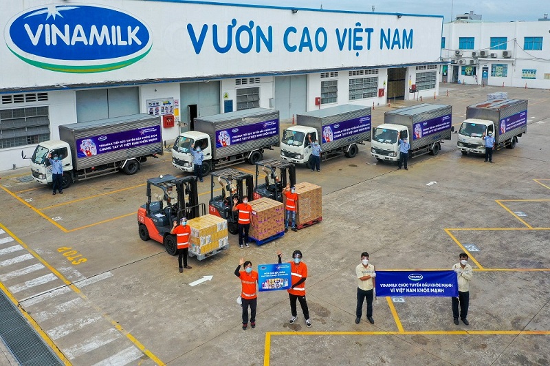 Các chuyến xe với thông điệp “Tuyến đầu khỏe mạnh, vì Việt Nam khỏe mạnh” đã đồng loạt khởi hành mang món quà của nhân viên Vinamilk gửi đến tuyến đầu - Ảnh: Vinamilk
