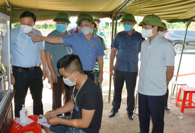 Chủ tịch UBND Bùi Văn Quang kiểm tra chốt kiểm soát dịch tại nút giao IC11 Cao tốc Nội Bài - Lào Cai