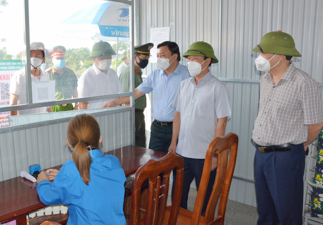 Chủ tịch UBND tỉnh Bùi Văn Quang cùng các đồng chí cán bộ kiểm tra chốt kiểm soát tại nút giao IC10 Cao tốc Nội Bài - Lào Cai