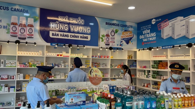 Lực lượng Quản lý thị trường Phú Thọ kiểm tra các nhà thuốc trên địa bàn