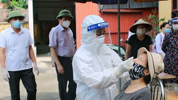 Nhân viên y tế tỉnh Hải Dương lấy mẫu xét nghiệm cho người dân