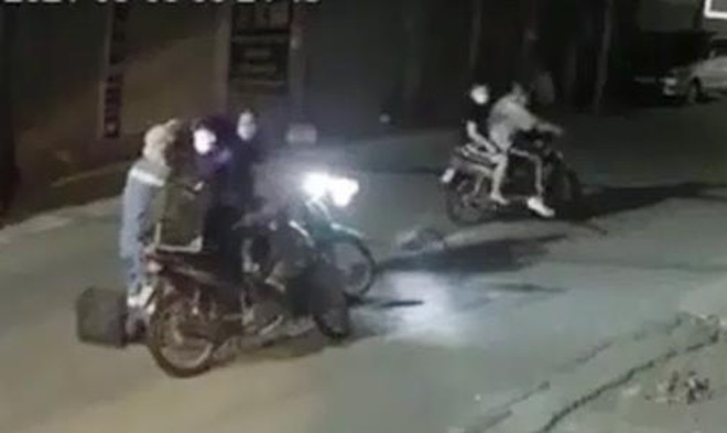 Hà Nội: Bắt hai đối tượng cướp xe máy của nữ công nhân môi trường