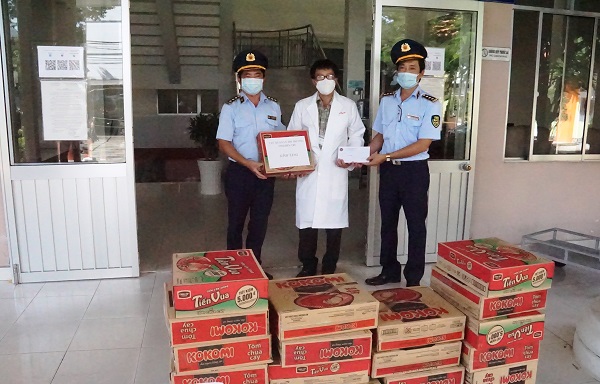 Đại diện lãnh đạo Cục QLTT Bến Tre tiến hành trao tặng tiền mặt và thực phẩm đến lãnh đạo Bệnh viện Nguyễn Đình Chiểu tỉnh