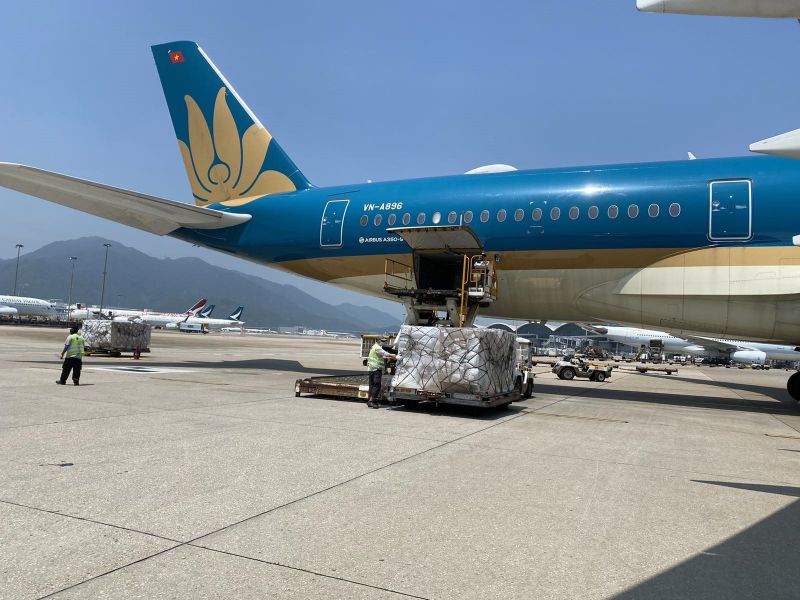 Lô máy thở do VPBank tài trợ hạ cánh xuống sân bay Tân Sơn Nhất