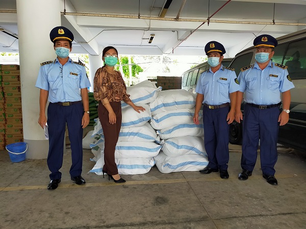 Đại diện lãnh đạo Cục QLTT Bến Tre trao, ủng hộ 01 tấn gạo đến Lãnh đạo Ban Thường trực UBMTTQVN tỉnh