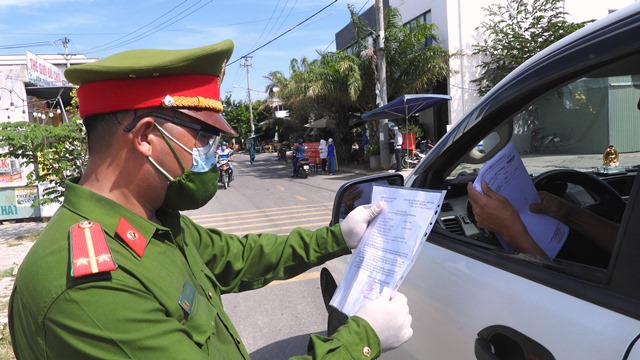 Chốt kiểm dịch khu vực xã Hòa Liên, huyện Hòa vang, kiểm tra nghiêm ngặt giấy đi đường. Ảnh: Hoàng Hữu Quyết