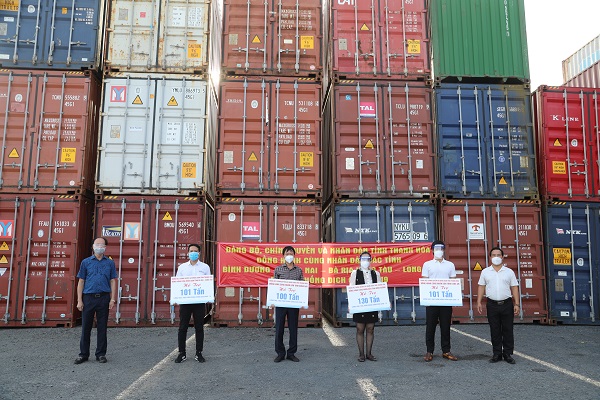 chuyến hàng vận chuyển đợt 2 trên 430 tấn nhu yếu phẩm gồm gạo, lạc, miến, dầu ăn và mì tôm… đã cập cảng Tân Thuận – TP. HCM