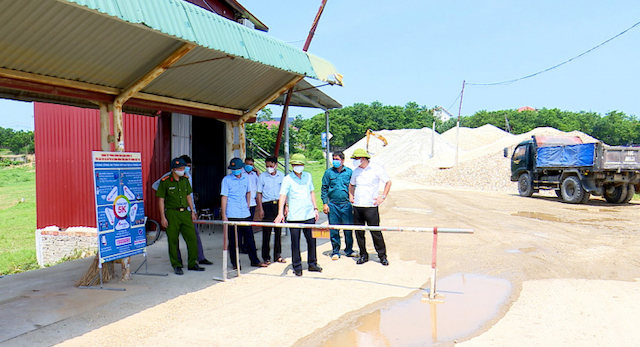 Chốt kiểm soát dịch Covid-19 tại bến thủy nội địa xã Tiên Du, huyện Phù Ninh