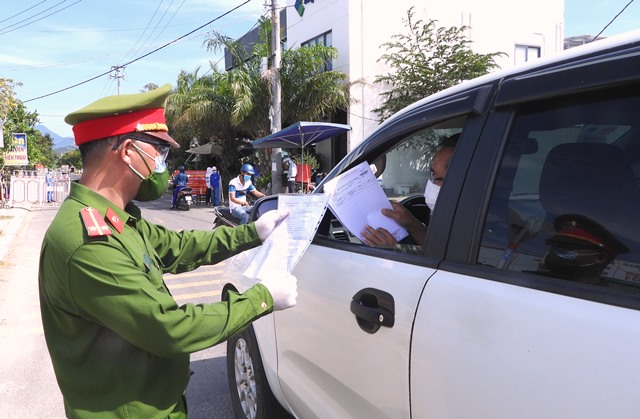 Đà Nẵng: Tại các chốt kiểm soát dịch, phát hiện và tịch thu hơn 1.500 giấy đi đường cấp sai mục đích