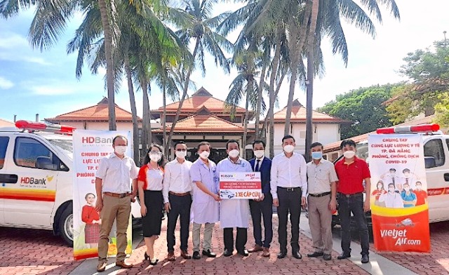 Đà Nẵng: Tiếp nhận 2 xe cứu thương do doanh nghiệp trao tặng